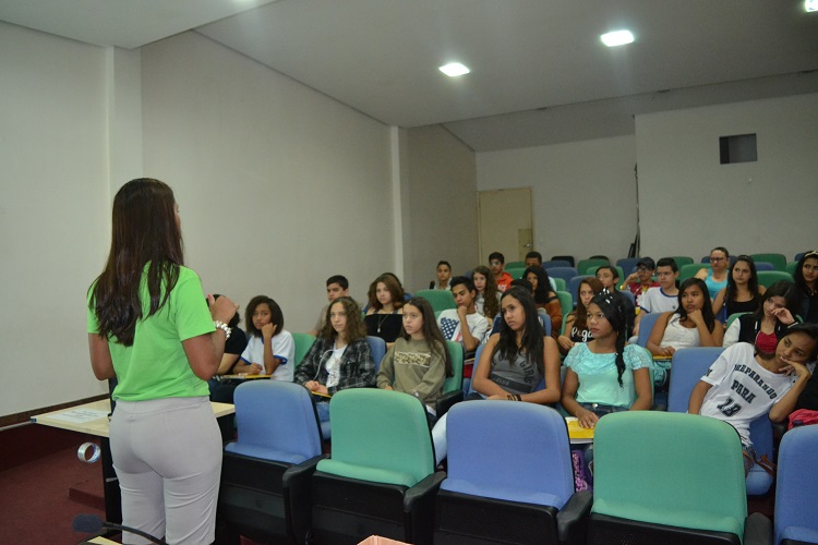 Servidora Natalia de Paula ministra palestra aos alunos da Escola Municipal Pedro Gomes de Menezes